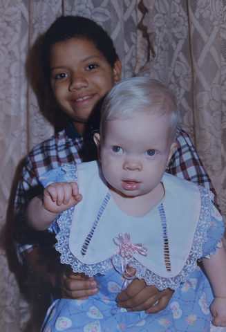 Mi hermanito Andres , feliz con su hermanita ..