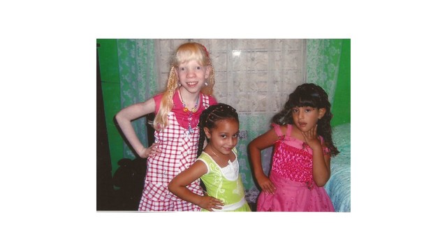 Mis primas disfutando de la fiesta .