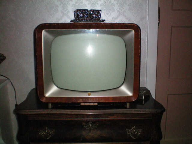 Eerste TV-uitzendingen gaan van start.