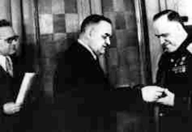 Награжден орденом "Победа" №1