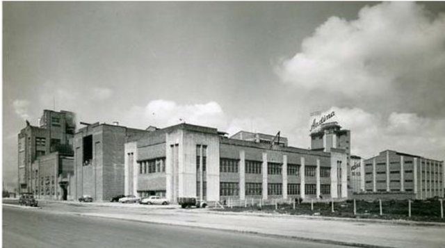 Las cervecerías Bolívar y Barranquilla se fusionaron para formar la Cervecería Aguila S.A.
