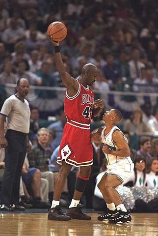 Muggsy guarding mj