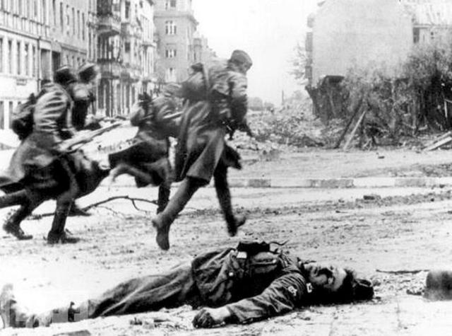 Tropes soviètiques arriben a Berlín