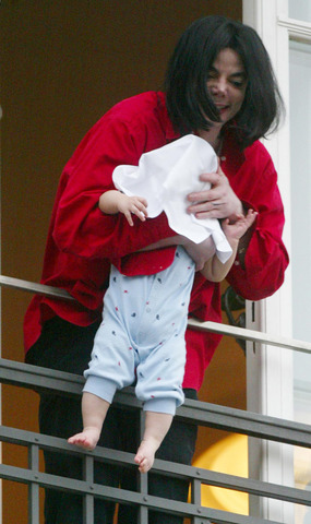 Michael Jackson dangles his son from balcony