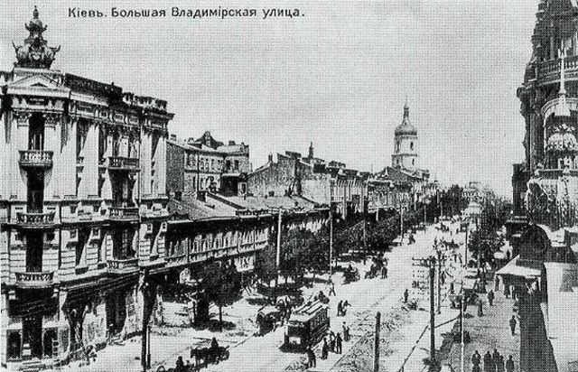 В1926 году оканчивает Киевское командное училище.
