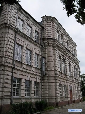 В 1928 году оканчивает Киевскую объединенную школу командиров.