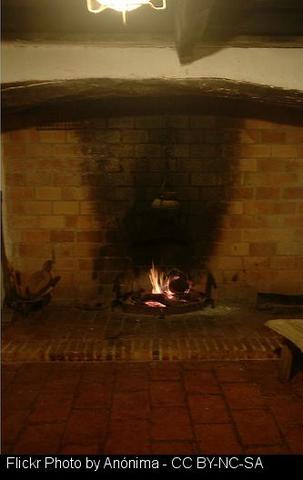 Los bomberos actúan en un fuego en una chimenea en Sarria.