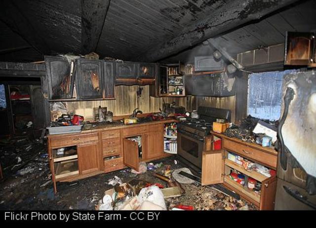 Desalojado un edificio en Sarria por un incendio en una cocina