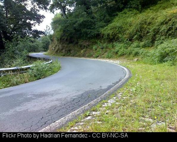 Rescatan a dos personas que sufrieron un accidente y no podían salir de su furgoneta por miedo a precipitarse por un barranco