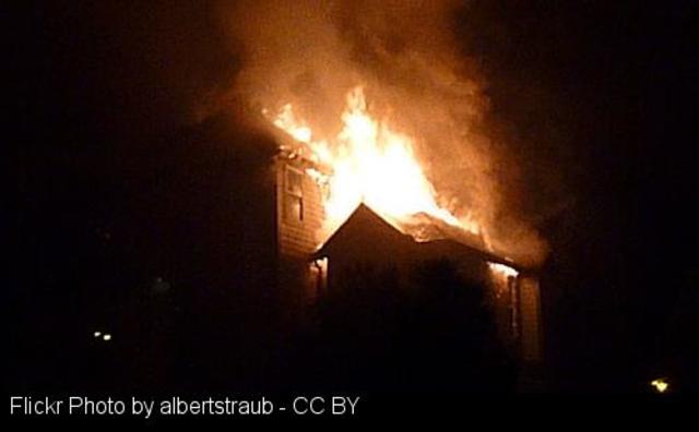 Un incendio fortuito destruyó de madrugada una vivienda en Ferreiros