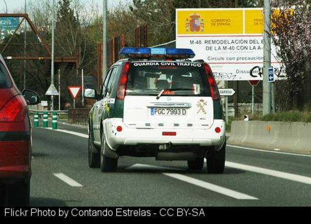 Un sarriano choca con la Guardia Civil, se fuga y lo denuncia en la Policía