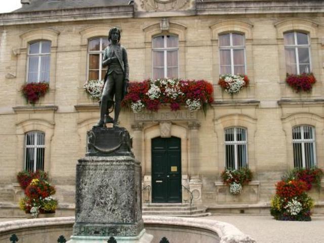 A la edad de 10 años, él junto a su hermano José son enviados