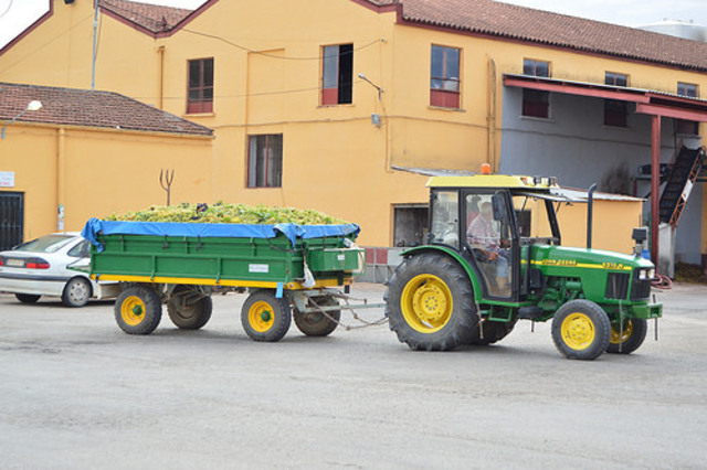 Evacuan en helicóptero un niño menos tras ser rescatado de un pozo de purín
