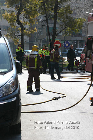 Una madre y su hija intoxicadas por un incendio en su domicilio en Sarria