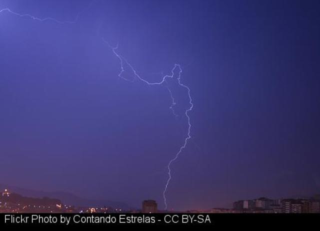 Un rayo hiere a 2 hombres en O Incio y otro mata a siete vacas en Mazaricos