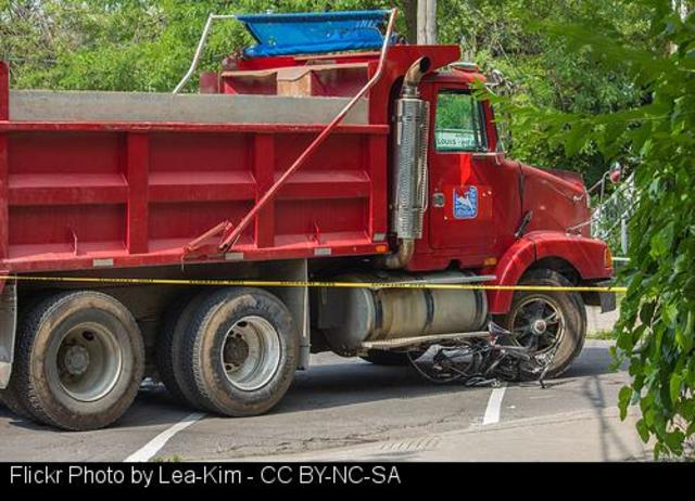 Vuelca en O Incio un camión que transportaba cemento