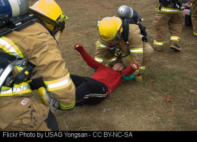 Evacuadas unha muller e a súa filla por inhalación de gases dun incendio