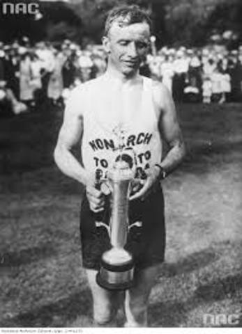 Dave Komonen wins the Boston Marathon