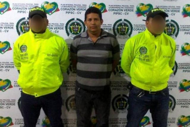 Habría apuñalado a dos personas