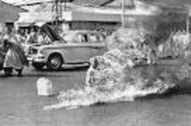 buddhist monks set themselves on fire