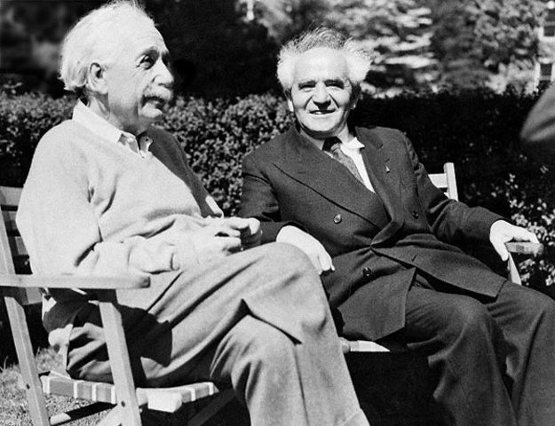 cuando ya se sabía de la existencia de la bomba, Einstein volvió a escribir al presidente para convencerle de que no utilizase el arma nuclear.