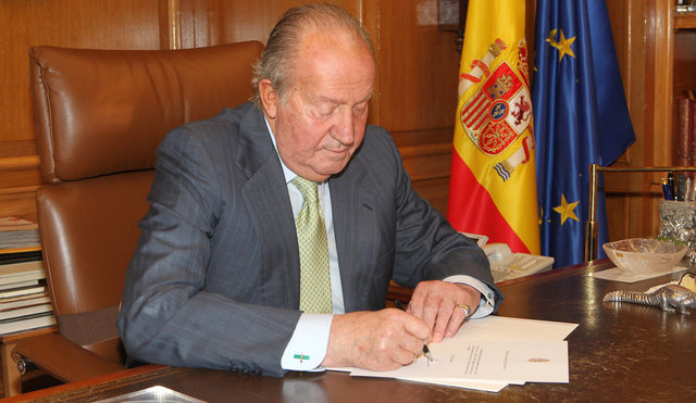 Rey Juan Carlos abdica