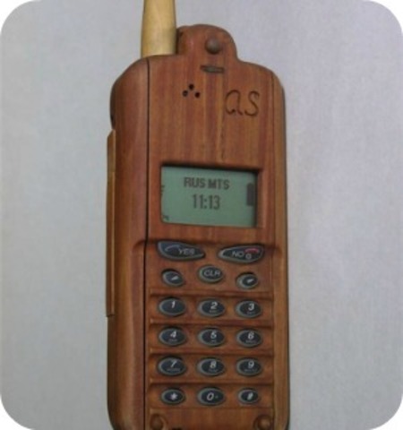 El primer anuncio para un teléfono celular se da cuando una agencia de noticias finlandesa lanza un SMS