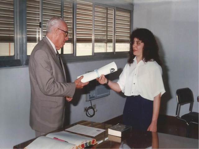 El momento que me entregan el título