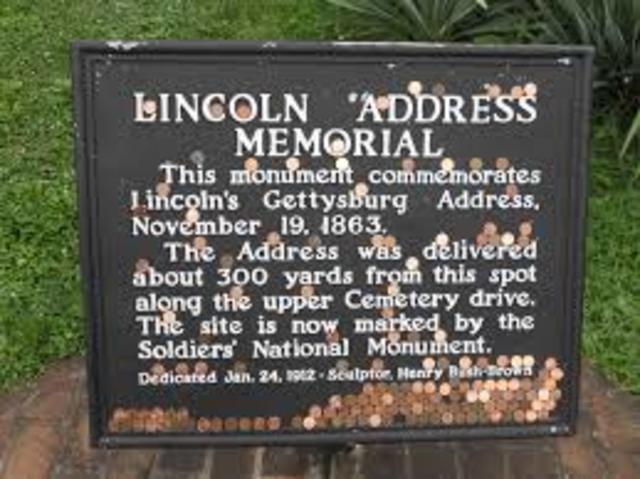President Lincoln gives the Gettysburg Address on Cemetary Hill