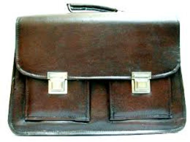 Compás, escuadra, regla, lapiz de mina, lapicera de tinta, papel de colores, goma de pegar y tijera en escuela primaria