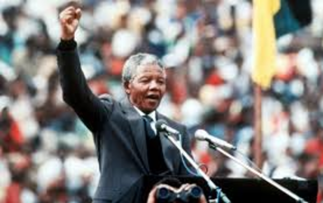 Nelson Mandela accede al poder.