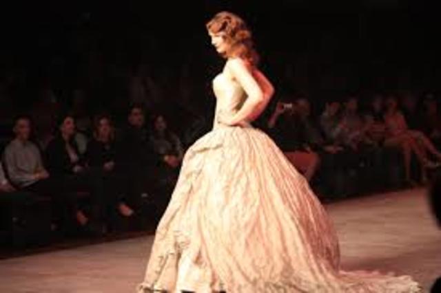 Antonies balkjole bliver færdig.