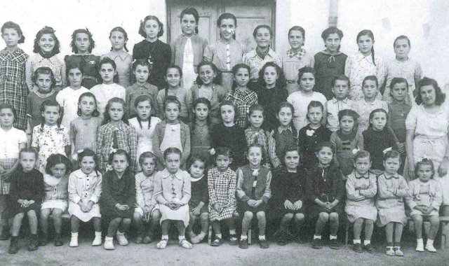 La clase de niñas de la Señorita  Purita.