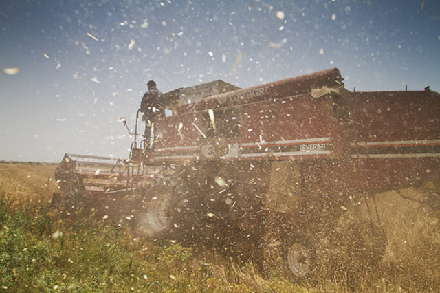 Arde casi por completo una cosechadora en Sarria