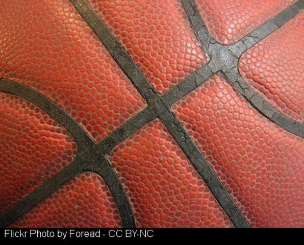 O ex-xogador da NBA Terry Porter pasa facendo o Camiño de Santiago por Sarria