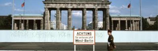 1989: Fall of the Berlin Wall