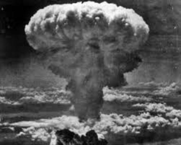 Οι Ηνωμένες Πολιτείες ρίχνουν  ατομική βόμβα στη Χιροσίμα.