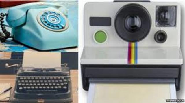 Contacto con teléfono, máquina de escribir y pasa Magazine