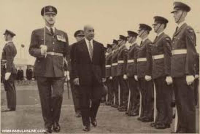 Daoud abolishes monarchy, establishes himself as President