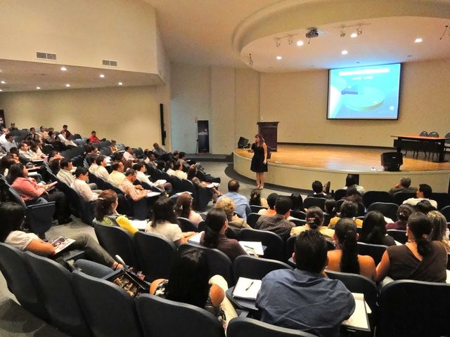 REALIZAN CONFERENCIAS, JORNADAS Y CONGRESOS