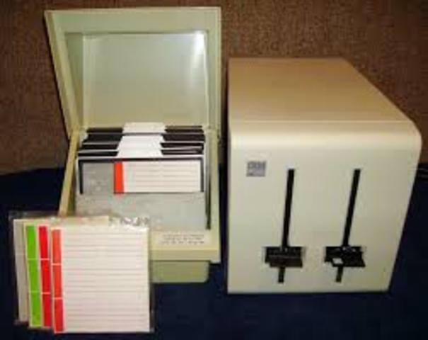 Se cree el disquete desarrolado por IBM.