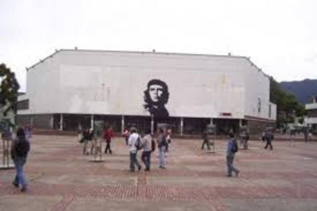 Inicia sus estudios de música