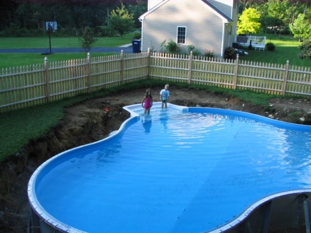 Mi familia compró una piscina.
