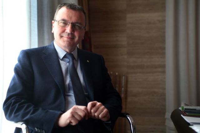 EL ALCALDE PRIVATIZA EMPRESAS