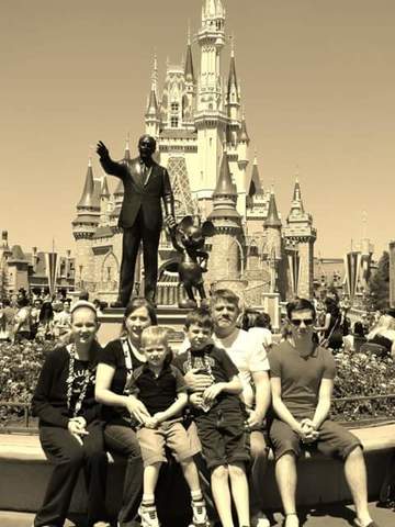 Je suis allé à Disney .