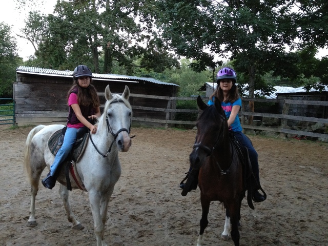 Mi hermana y yo andamos nuestro primer caballo.