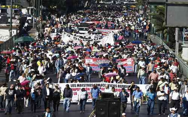 Marchan familiares de los 43 normalistas