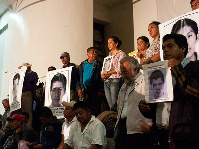 Padres de Ayotzinapa inician en San Antonio, McAllen y El Paso ruta por EU