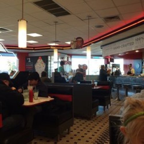 Je commence à travailler. Je suis un emploi à Steak & Shake.