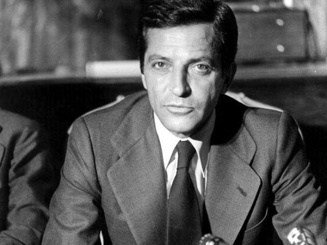 Adolfo Suarez gana las elecciones